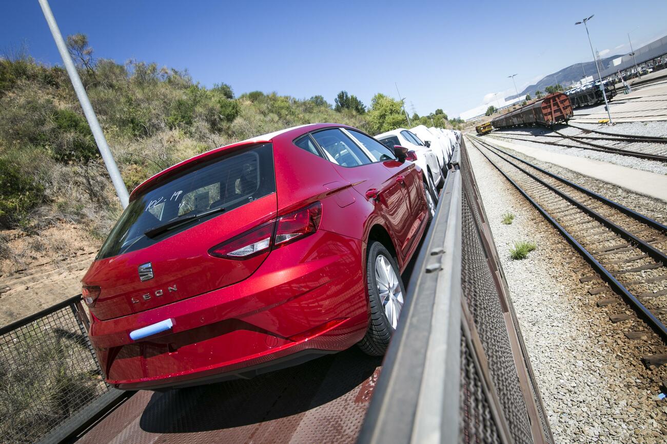 Coches de Seat listos para su transporte en tren de Martorell al puerto de Barcelona