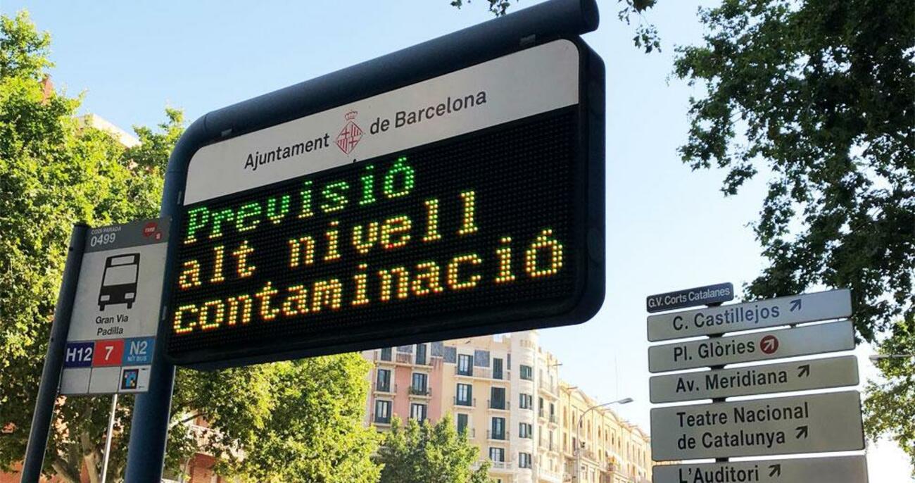 Un pantalla del Ayuntamiento alerta del alto nivel de contaminación en Barcelona / CG Un pantalla del Ayuntamiento alerta del alto nivel de contaminación en Barcelona / CG