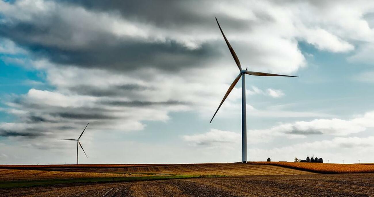Molinos de viento, ejemplo de energía renovable de economía verde / PIXABAY