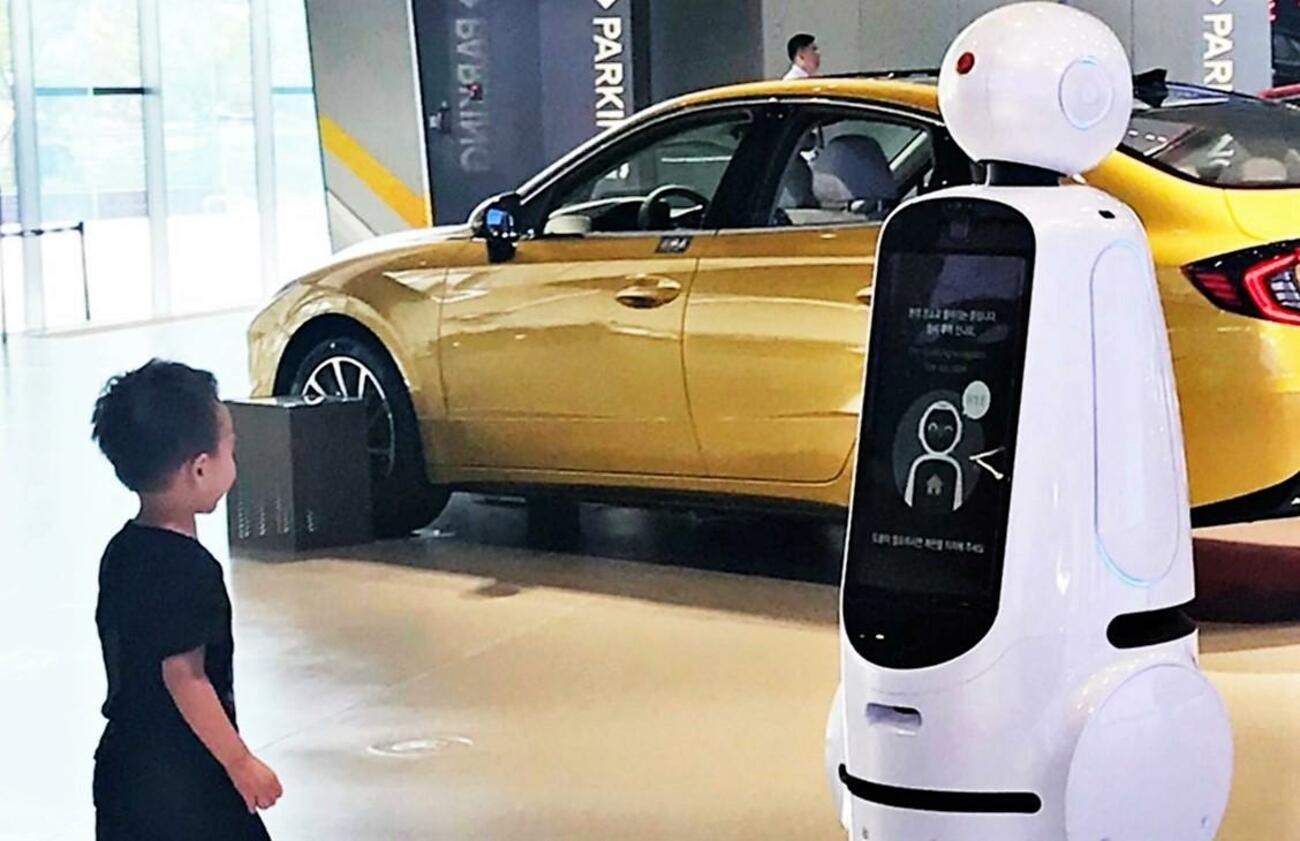 Robot de LG en un concesionario de Hyundai Robot de LG en un concesionario de Hyundai