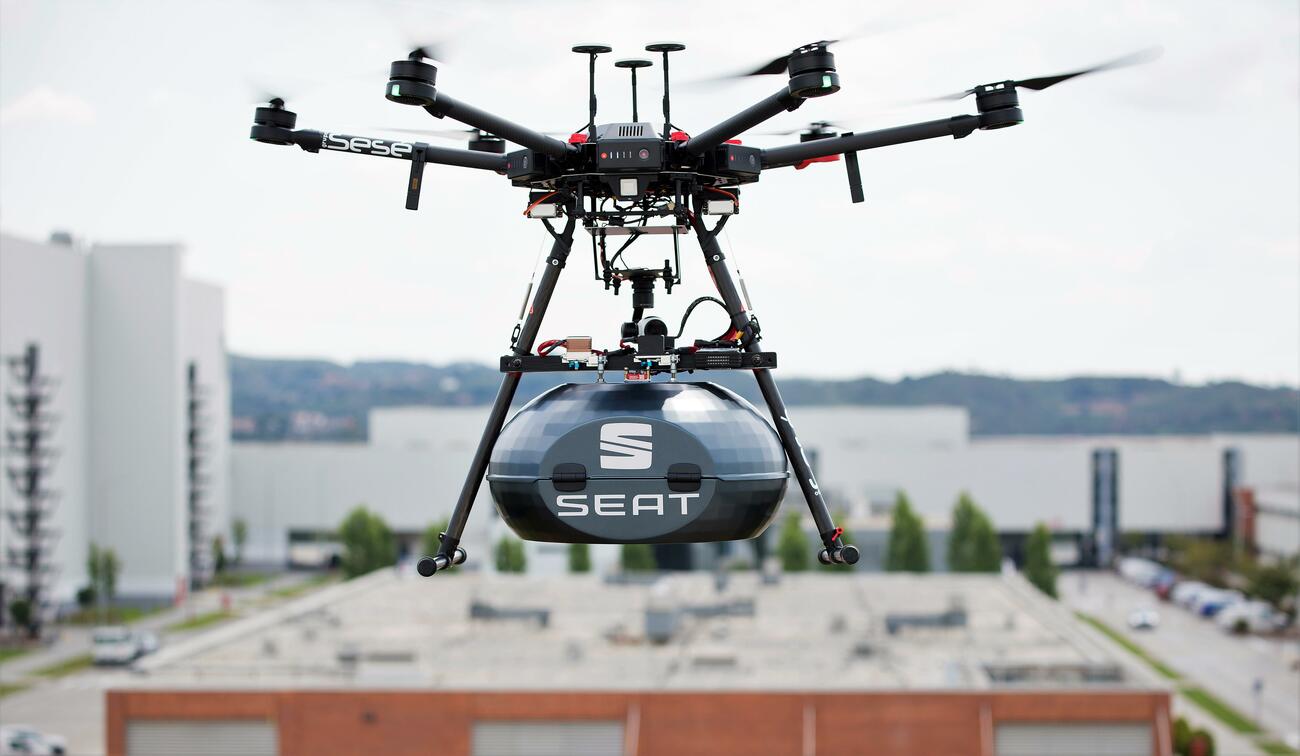 Primer vuelo de un dron para transportar piezas en Seat