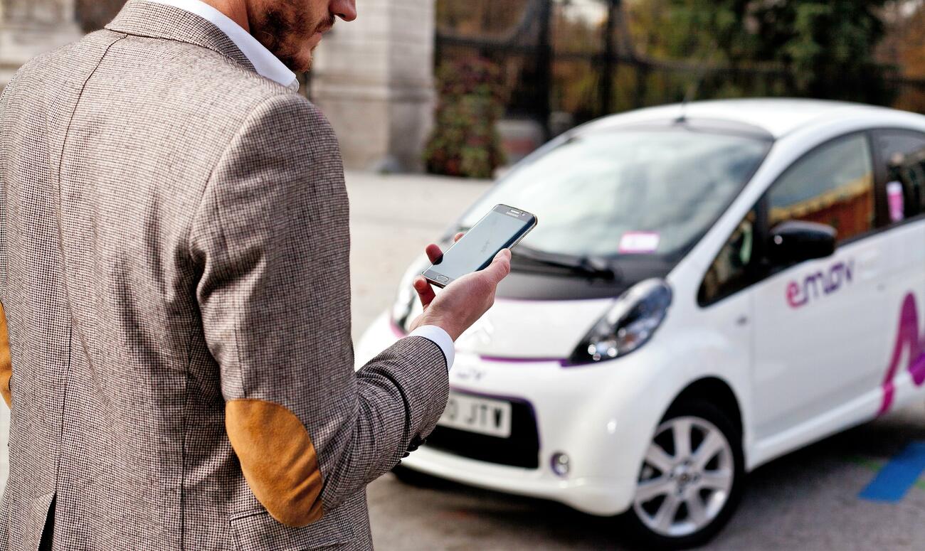 Un usuario de la app de la empresa de carsharing Emov / PSA