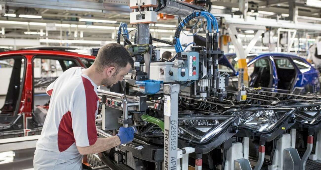 Un empleado en la línea de montaje de Seat en Martorell / SEAT