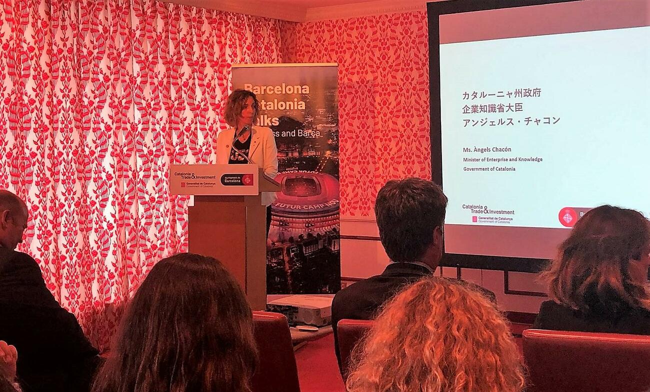 La 'consellera' de Empresa, Àngels Chacón, en un acto en Japón junto al Barça