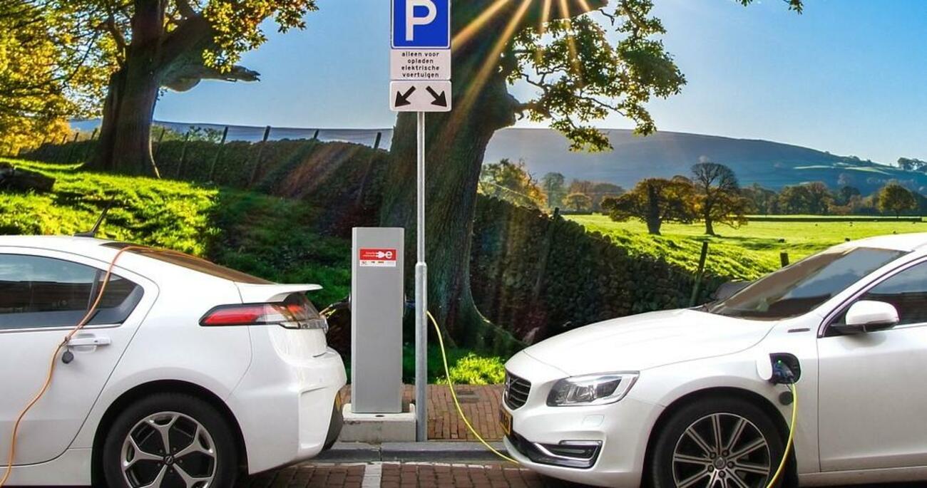 Dos coches eléctricos enchufados a un punto de carga de baterías / PIXABAY Dos coches eléctricos enchufados a un punto de carga de baterías / PIXABAY