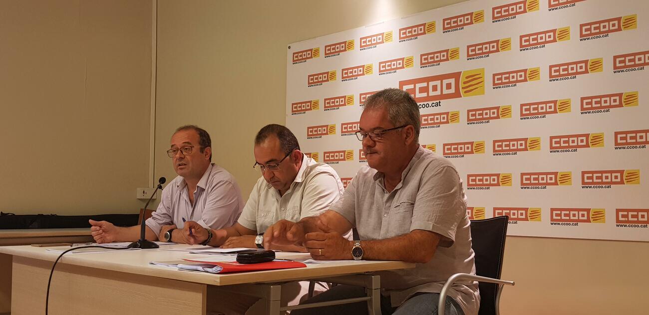 Javier Pacheco (en el centro) y los responsables de automoción de CCOO de Cataluña