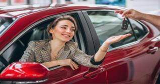 Mujer en un coche de alquiler