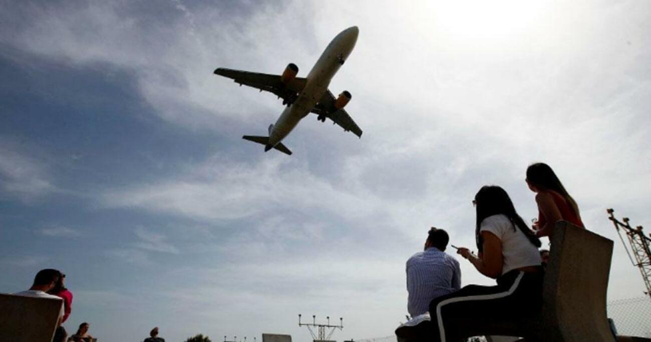Un avión de Vueling aterriza en el Aeropuerto de Barcelona-El Prat / EFE