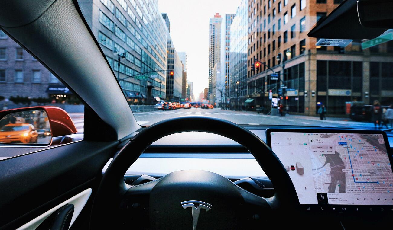 Interior de un Tesla Model 3 con la pantalla en el salpicadero
