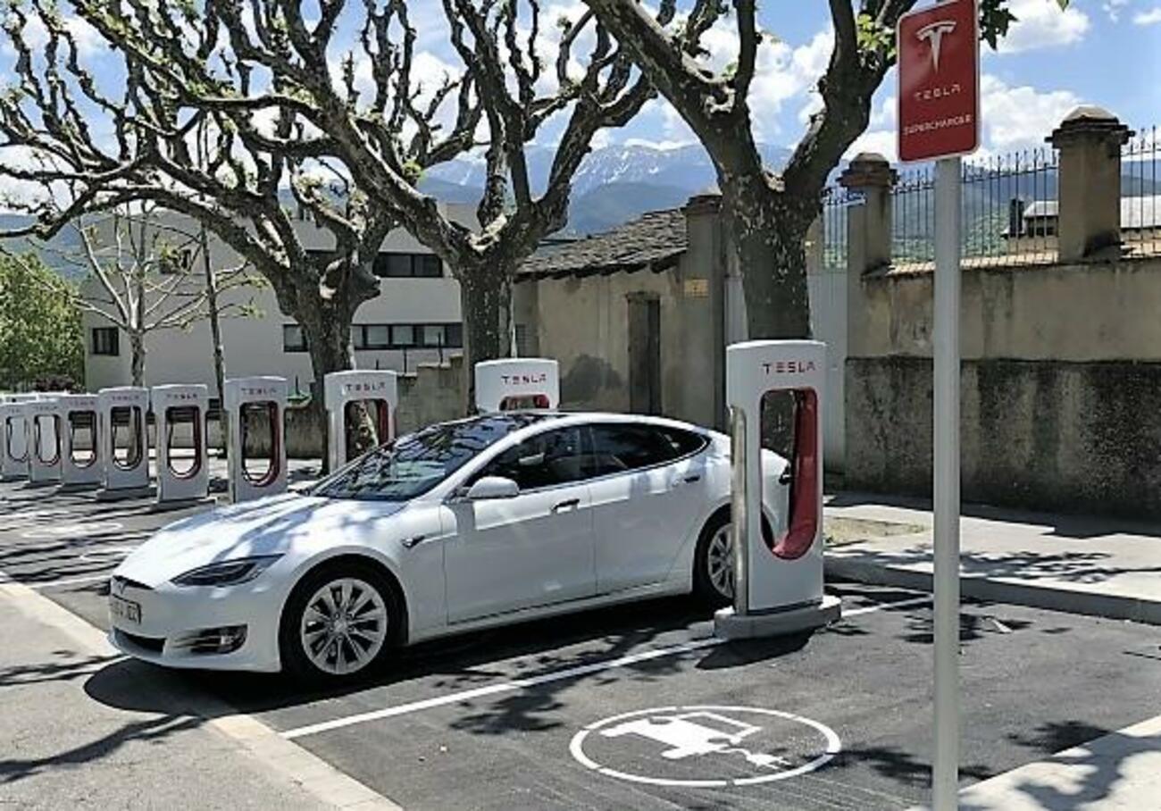 Un Tesla Model S en una estación de carga