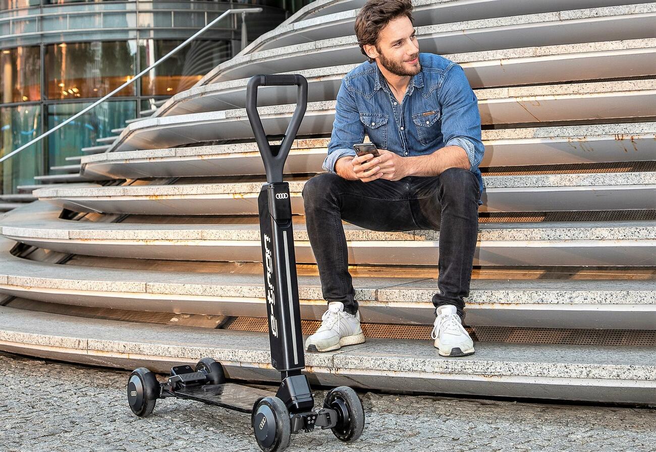 Audi e-tron Scooter, un híbrido de monopatín y patinete eléctrico