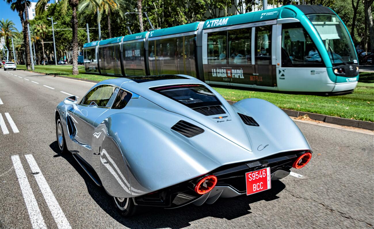 El superdeportivo eléctrico Hispano Suiza Carmen circulando por Barcelona