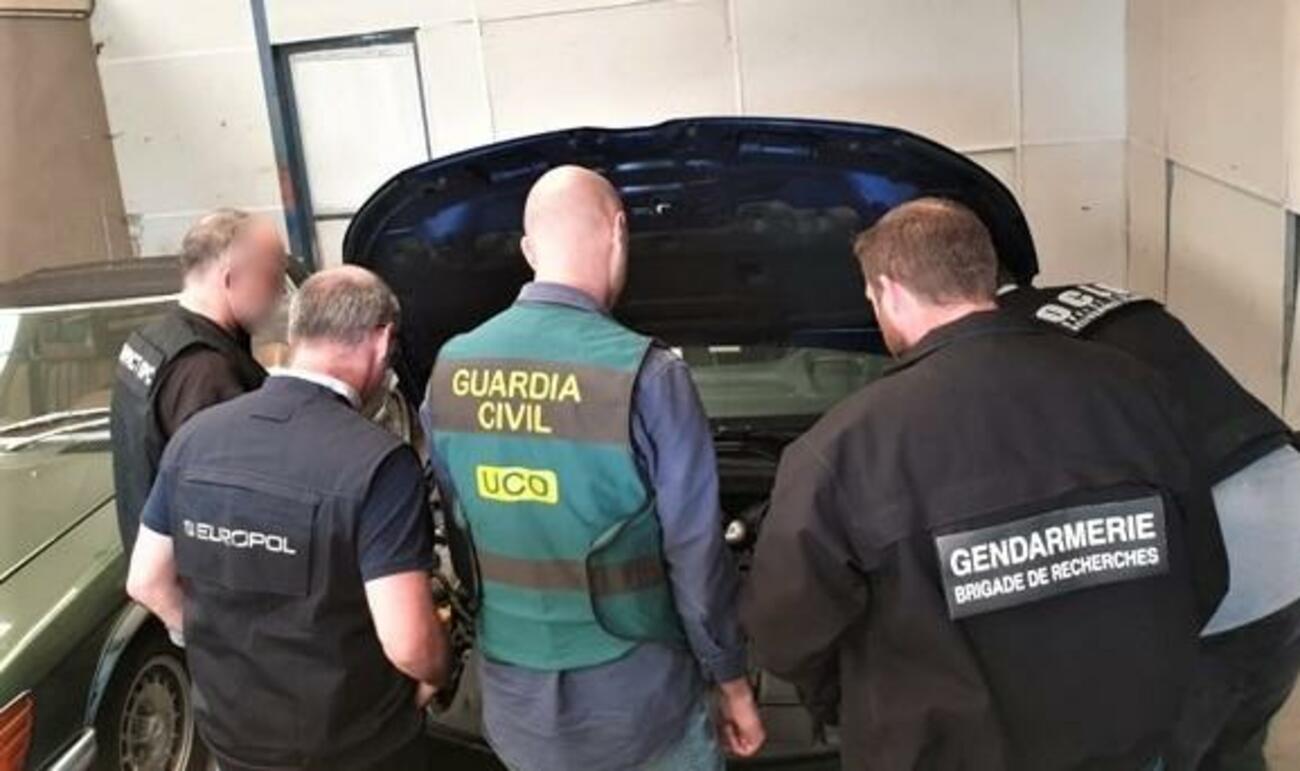 Agentes de la Guardia Civil y la Gendarmerie en el registro de la banda de robo de coches / GUARDIA CIVIL