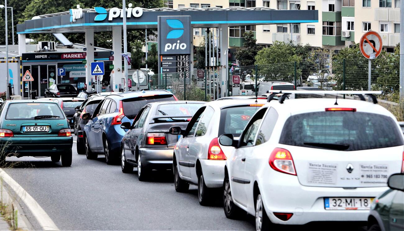 Cola en una gasolinera portuguesa antes del inicio de la huelga / EFE/ MIGUEL A. LOPES