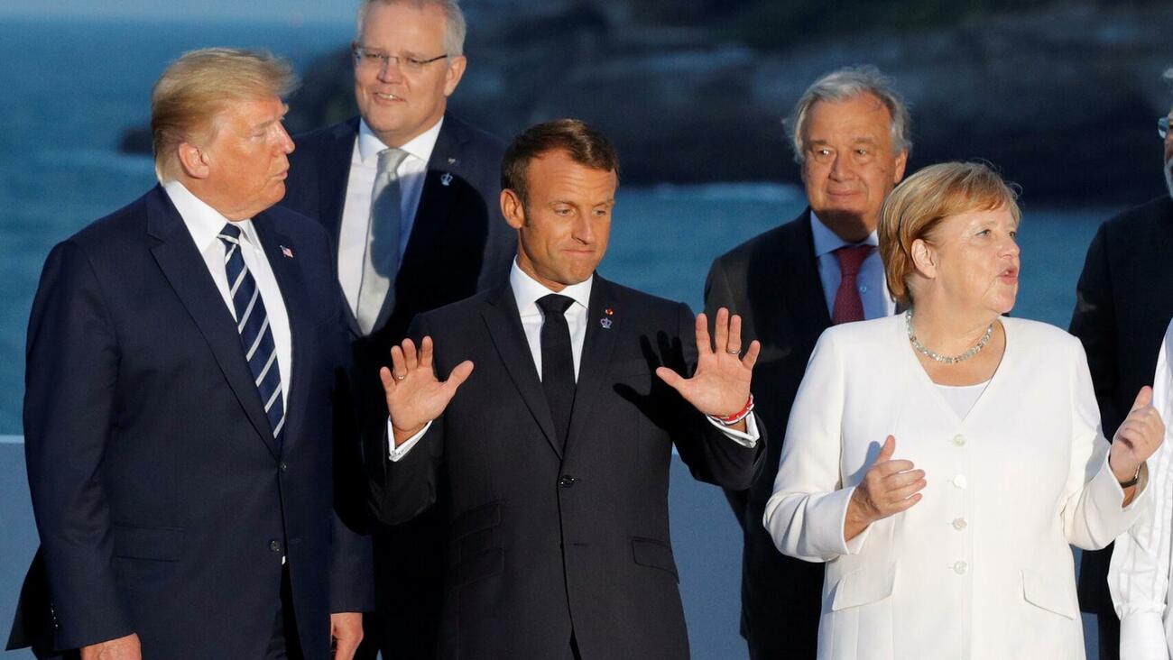 Macron, en el centro, junto con Trump y Merkel, en la foto de familia del G7 en Biarritz / EE