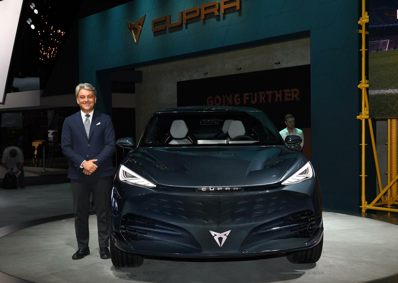 Luca de Meo, junto al Cupra Tavascan en el Salón de Frankfurt Luca de Meo, junto al Cupra Tavascan en el Salón de Frankfurt