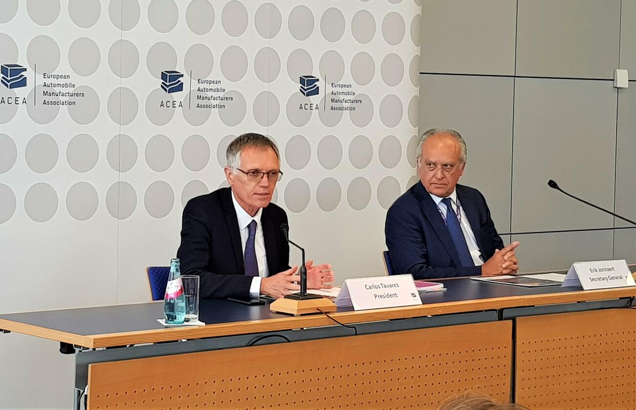 Carlos Tavaraes (izquierda), presidente de la Asociación de Fabricantes de Automóviles de Europa (ACEA)