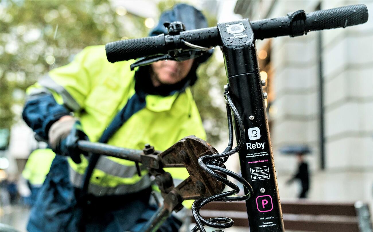 La Guardia Urbana de Barcelona retira un patinete eléctrico / AJUNTAMENT BARCELONA