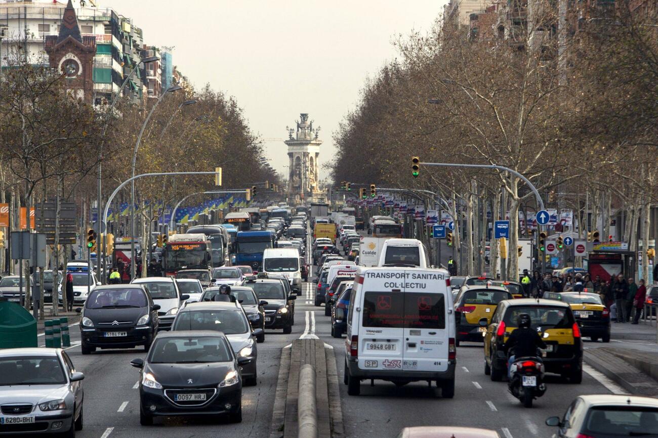 Gran Via de Barcelona en hora punta con mucho tráfico / EFE Gran Via de Barcelona en hora punta con mucho tráfico / EFE