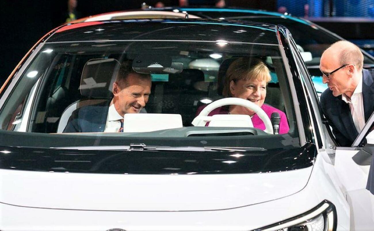 Angela Merkel junto a Herbert Diess (Volkswagen) en el Salón de Frankfurt / GOBIERNO ALEMÁN