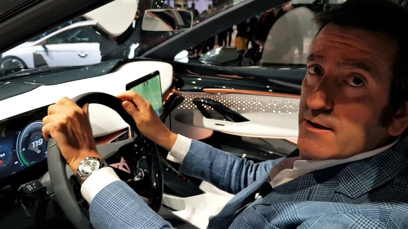 Alejandro Mesonero, al volante del Cupra Tavascan, una de sus últimas creaciones Alejandro Mesonero, al volante del Cupra Tavascan, una de sus últimas creaciones