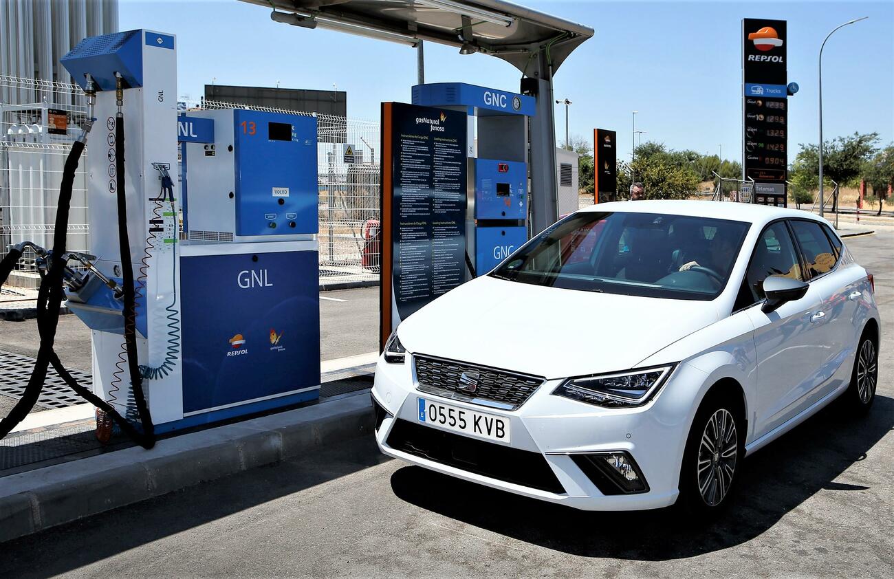Coche de gas natural de Seat repostando 