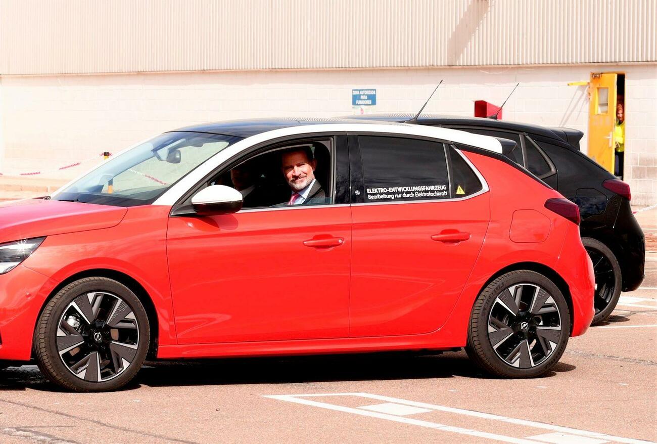 Felipe VI conduce el nuevo Opel Corsa eléctrico en la planta de Zaragoza / EUROPA PRESS