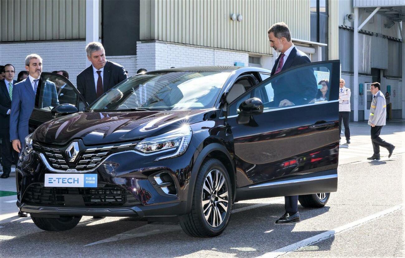 El Rey sube al nuevo Renault Captur híbrido en la fábrica de Valladolid / RENAULT