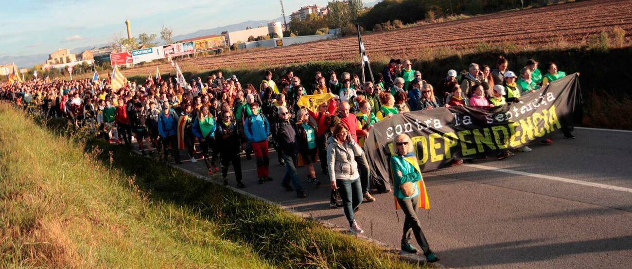 Vista general de la marcha desde Vic (Barcelona), Cataluña vive la tercera jornada de movilizaciones tras la sentencia del "procés" / EFE