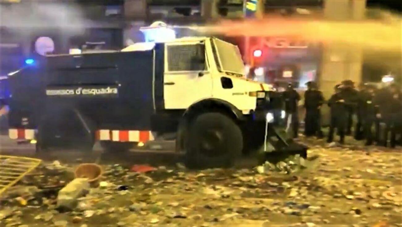 Camión antidisturbios de agua de los Mossos d'Esquadra actuando en Barcelona