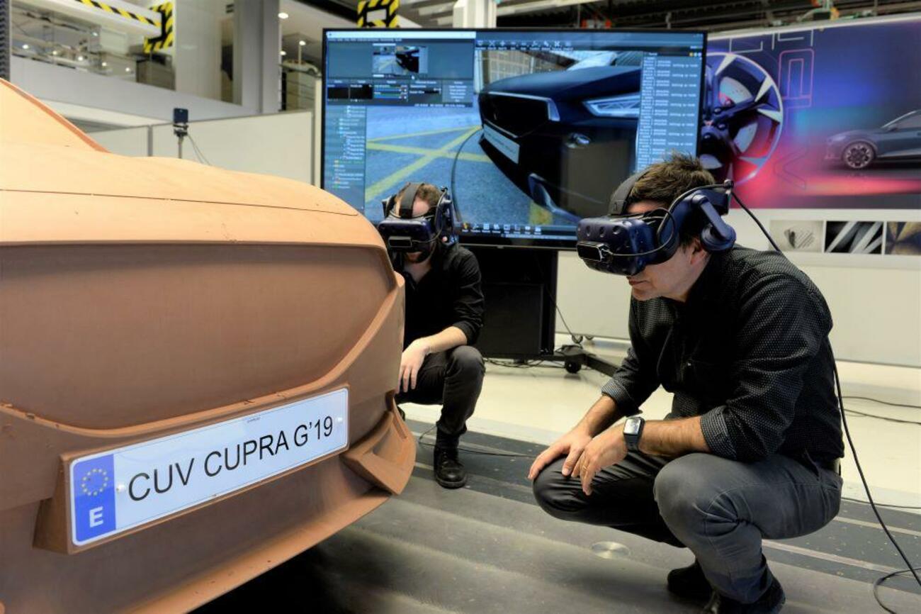 Empleados de Seat con gafas de realidad virtual / SEAT