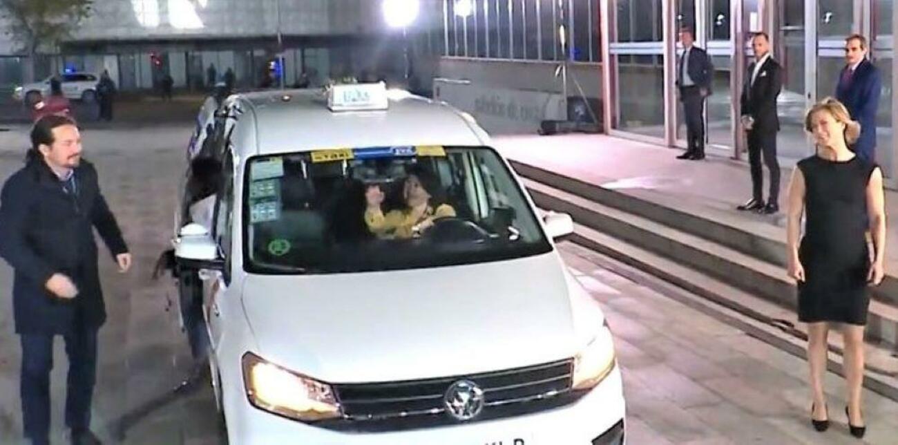 Pablo Iglesias llega en taxi al debate electoral en televisión