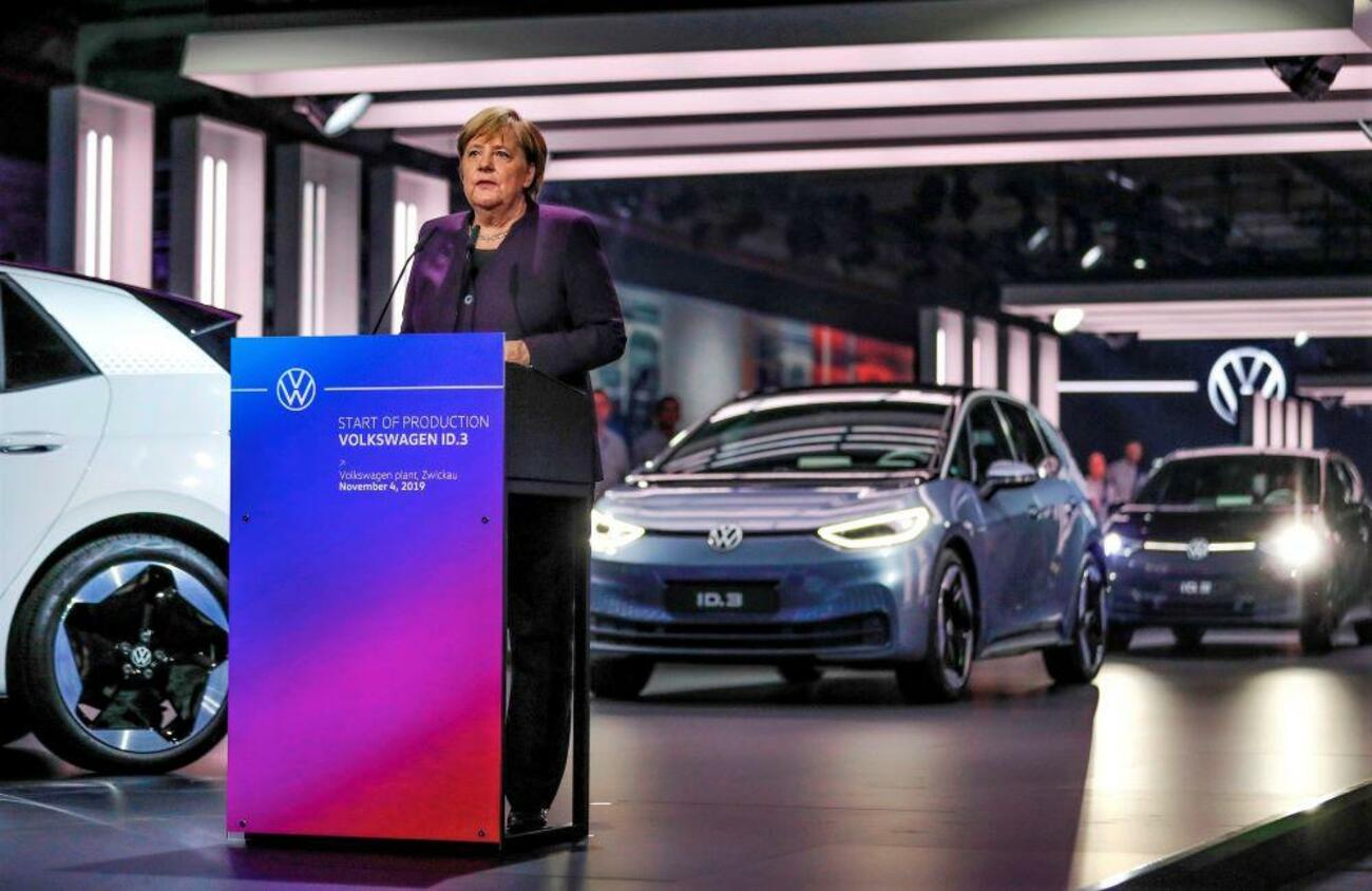 La cancillera Angela Merkel en el inicio de producción del Volkswagen ID.3