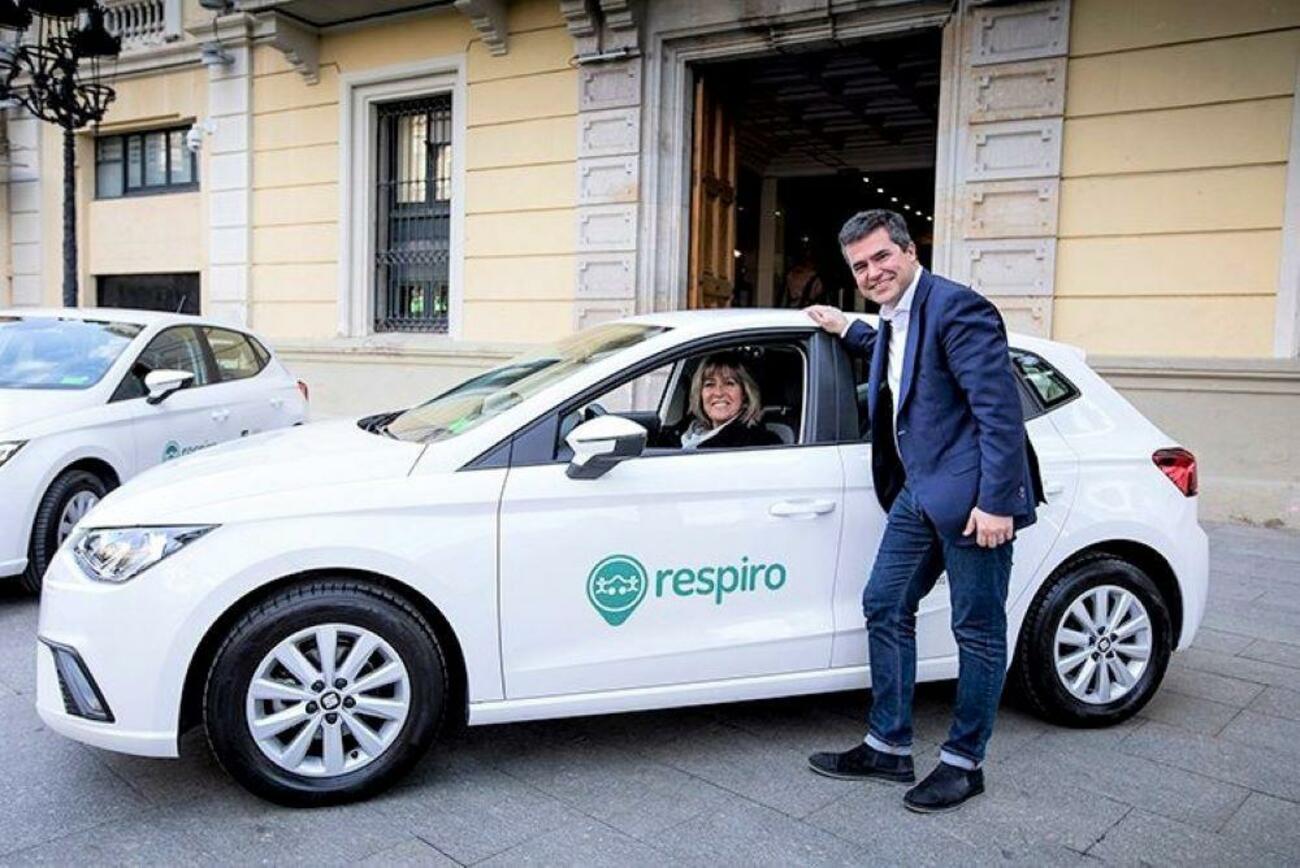 La alcaldesa de L'Hospitalet, Nuria Marín, y el directivo de Seat Lucas Casasnovas presentan Respiro / SEAT La alcaldesa de L'Hospitalet, Nuria Marín, y el directivo de Seat Lucas Casasnovas presentan Respiro / SEAT
