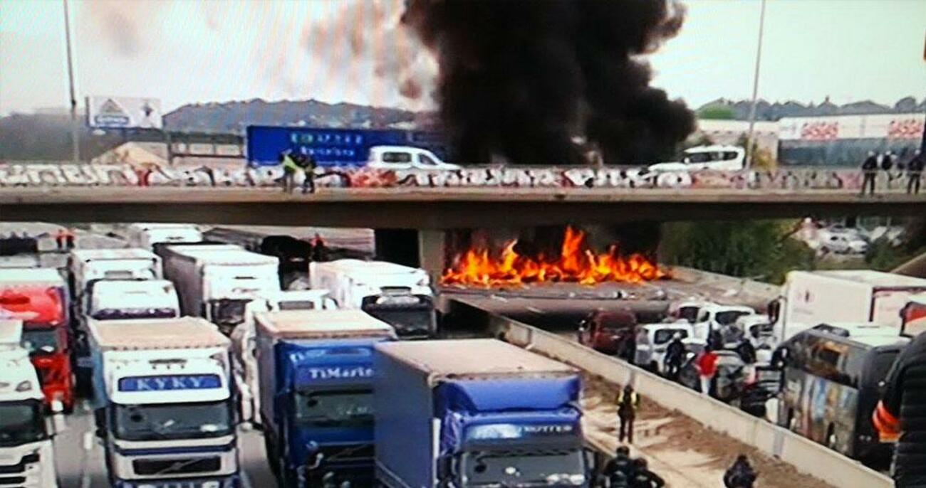 Barricada ardiendo en la AP-7 que impide el paso a los Mossos / TWITTER
