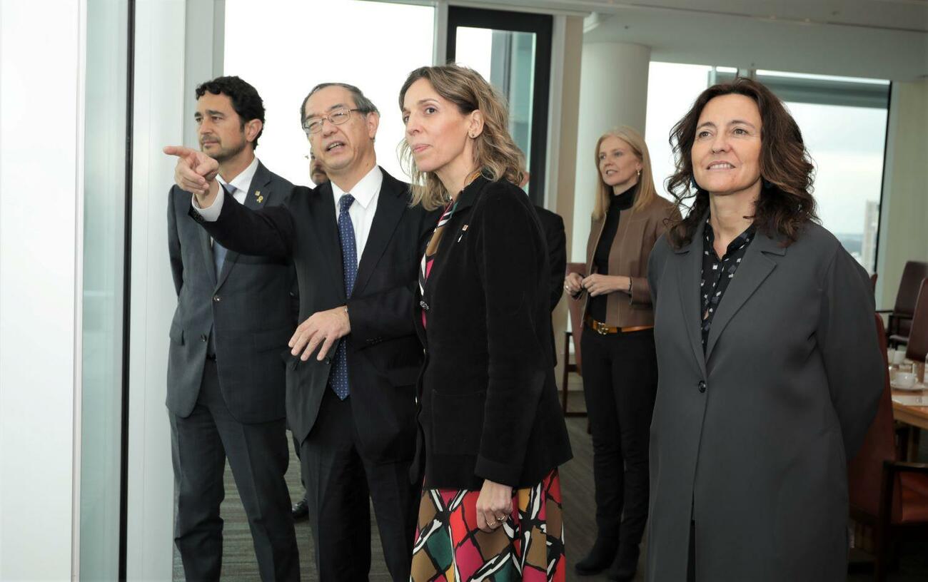 La 'consellera' Àngels Chacón junto a un directivo de Nissan / GENERALITAT