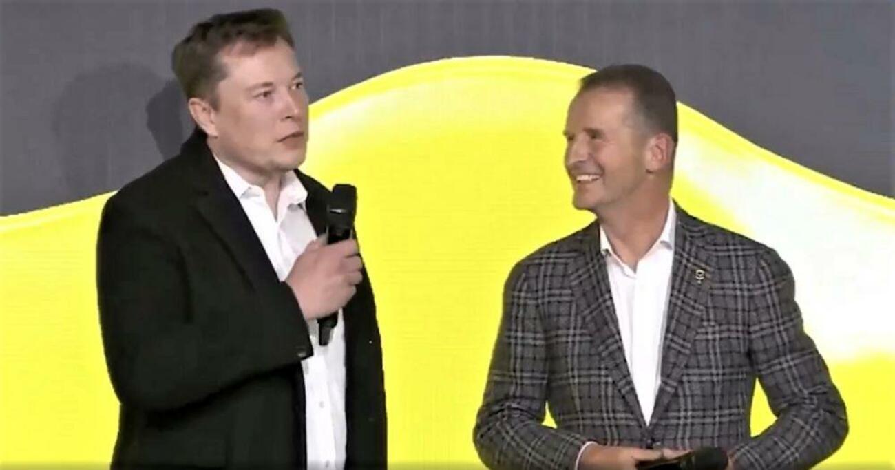 Elon Musk y Herbert Diess dialogan en los premios de Bild