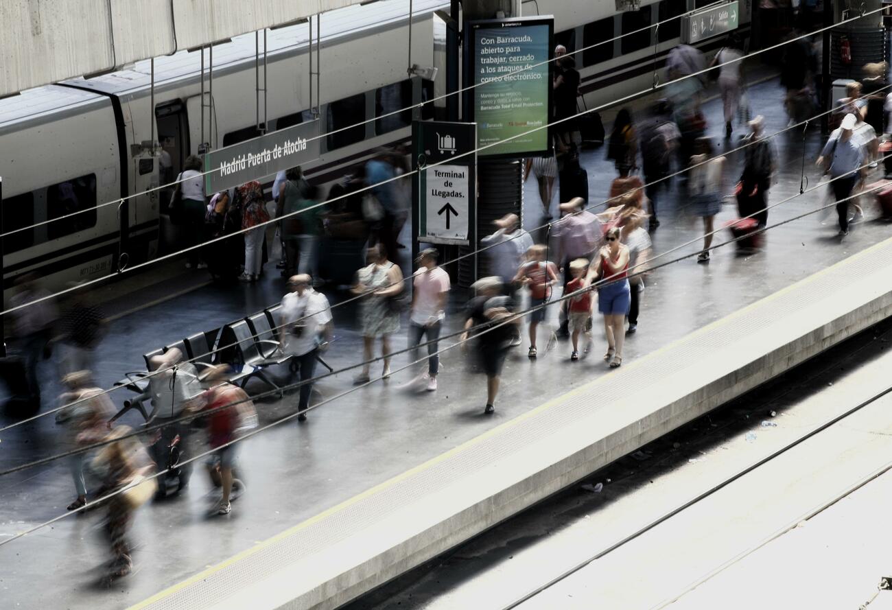 Un tren de Renfe rodeado de pasajeros en la estación Puerta de Atocha de Madrid / EP Un tren de Renfe rodeado de pasajeros en la estación Puerta de Atocha de Madrid / EP