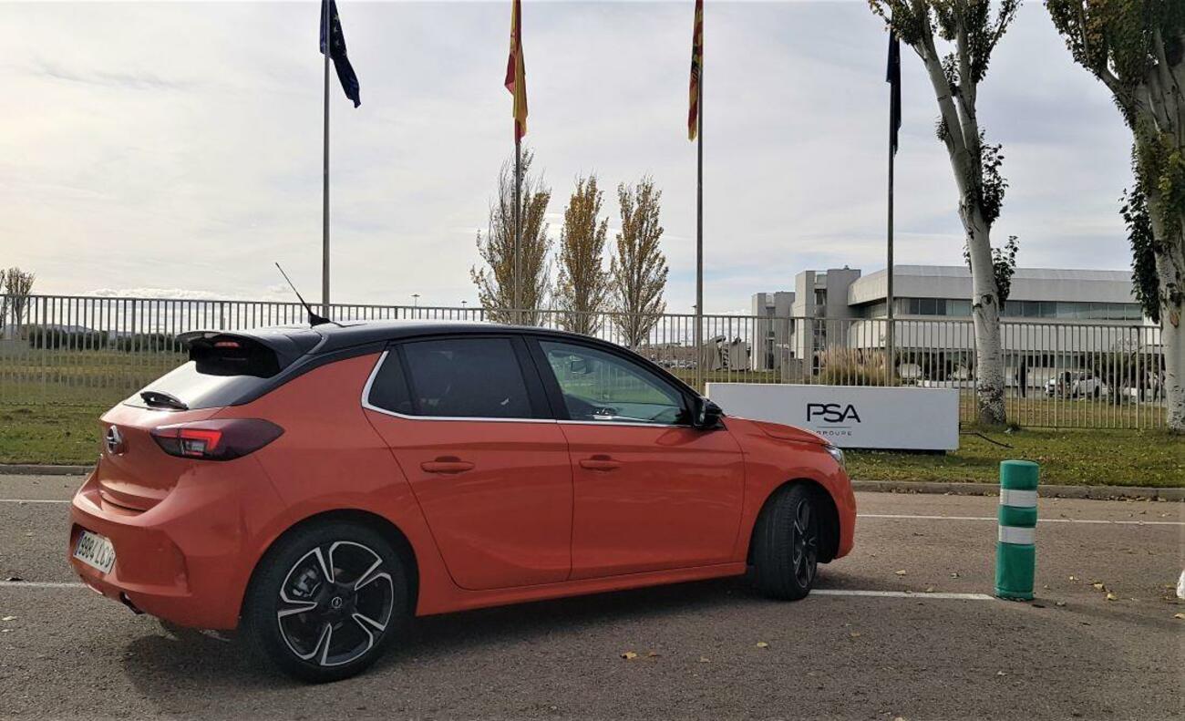 El nuevo Opel Corsa, frente a la fábrica del grupo PSA en Figueruelas (Zaragoza)