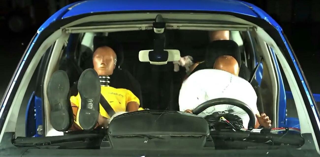 Prueba de choque del RACE con posturas y objetos peligrosos