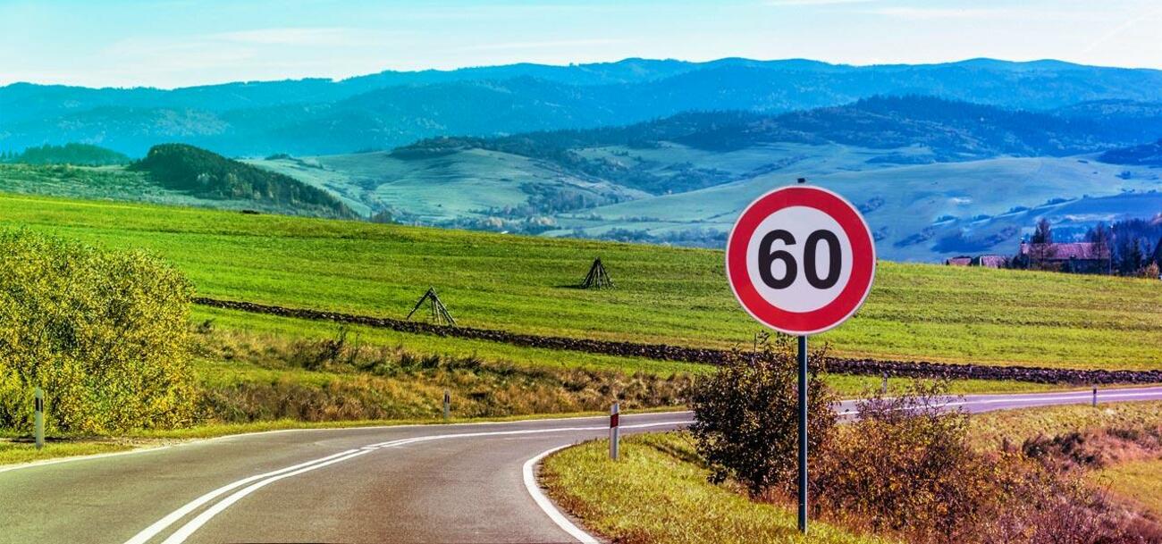 Señal de tráfico circular de prohibición de velocidad máxima a 60 / AGENCIAS