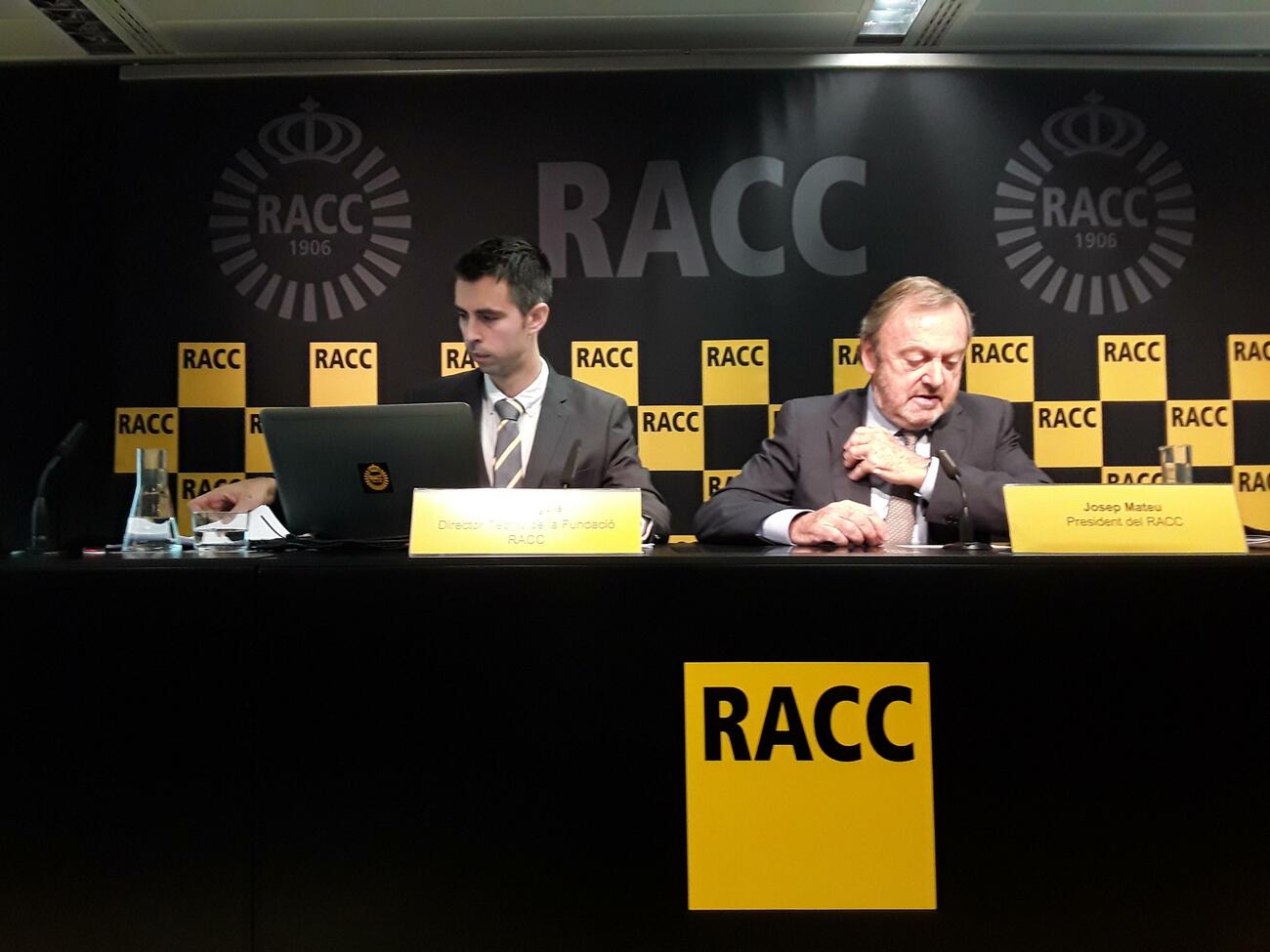 El presidente del RACC, Josep Mateu, y el director técnico de la Fundació del mismo nombre, Mateu Figuls, alertan del riesgo de la restricción al coche / JOAN COLÁS