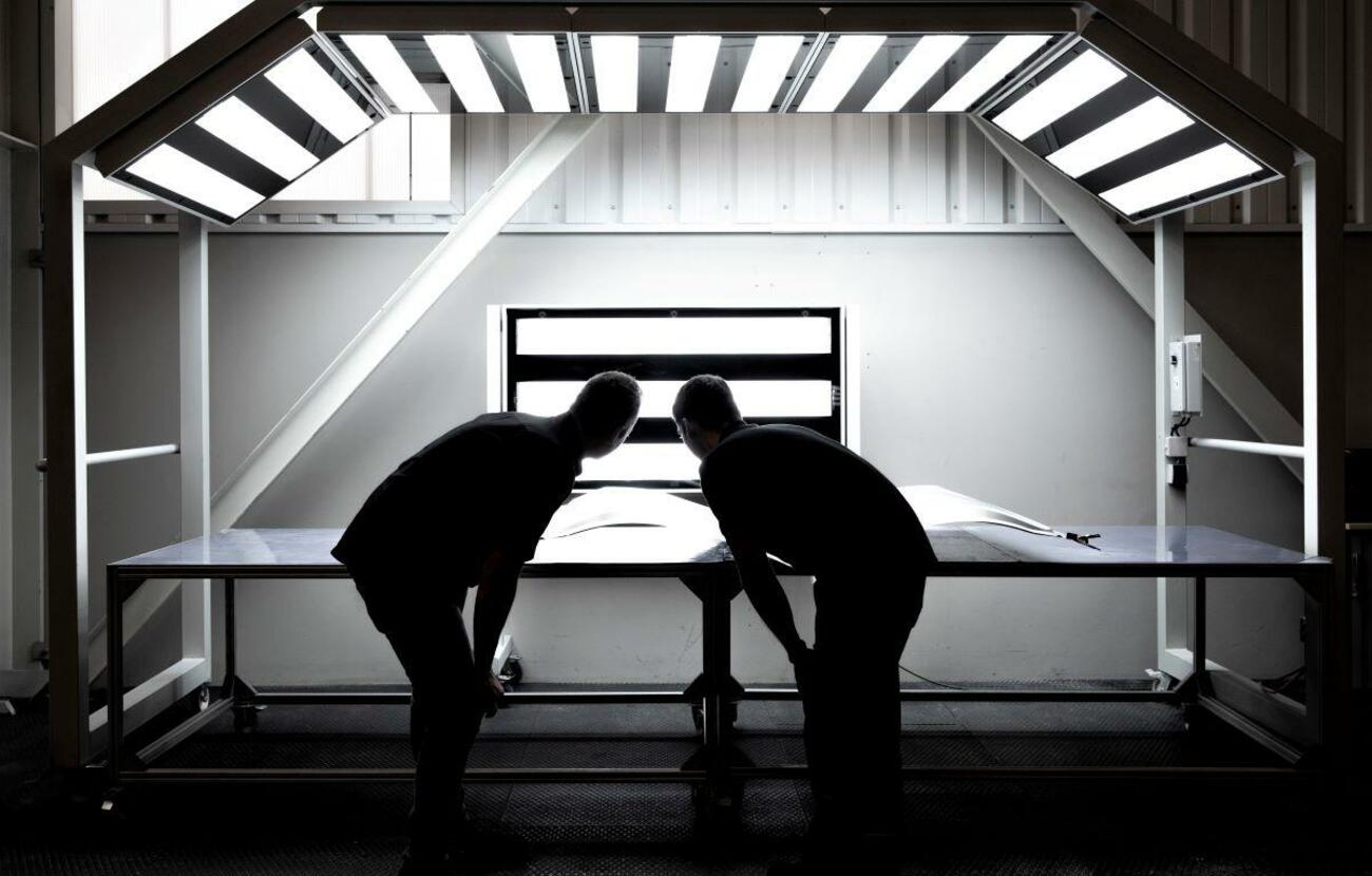 Dos matriceros de Seat preparando una de las piezas Dos matriceros de Seat preparando una de las piezas