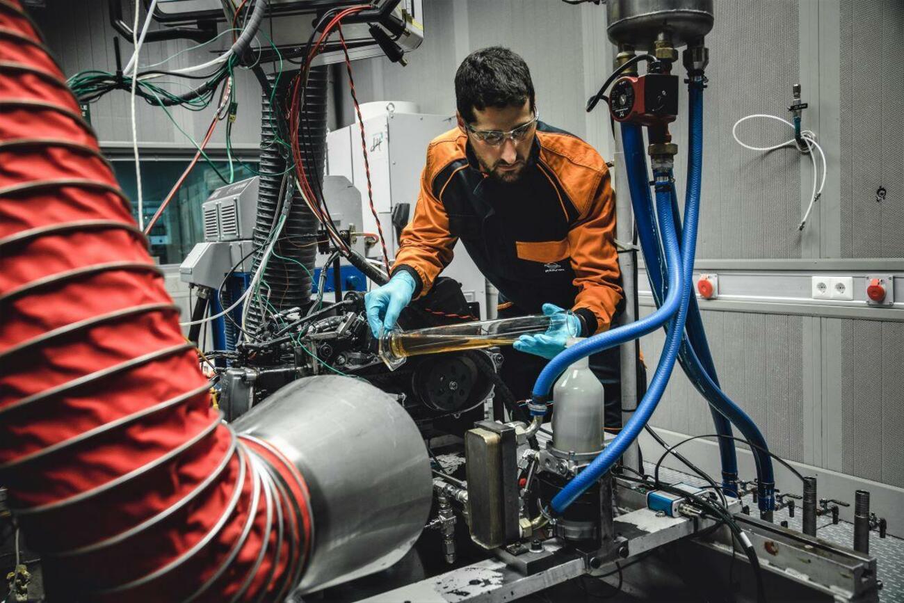 Pruebas de un motor de combustión en el laboratorio de Repsol