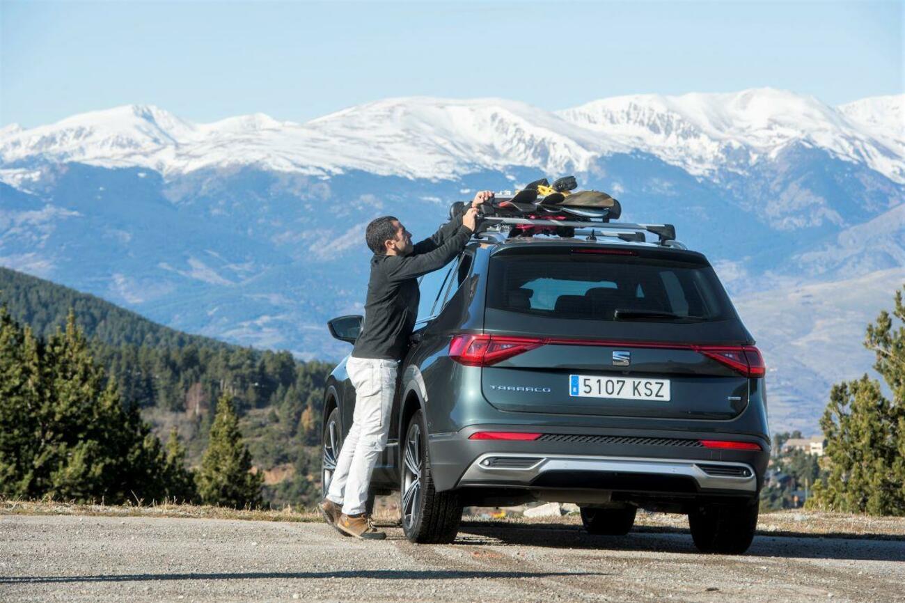 Coche preparado para ir a esquiar