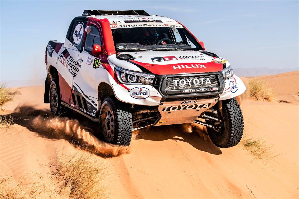 Rally Dakar pickup Toyota Hilux frente a boogies y SUV