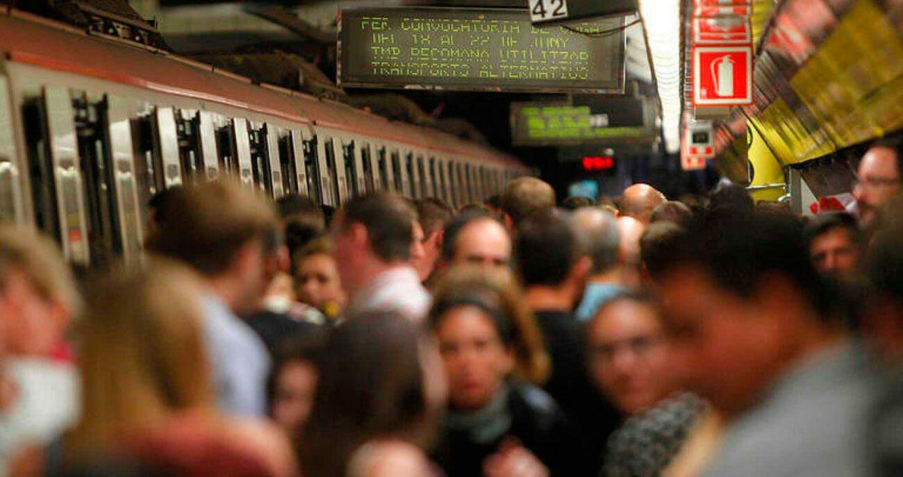 Pasajeros en el metro de Barcelona / EFE