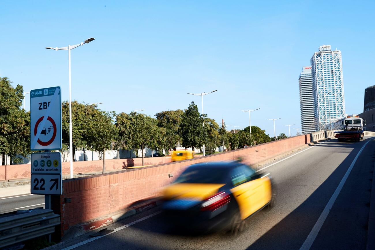 Vista de la Ronda Litoral de Barcelona con los carteles informativos de la Zona de Bajas Emisiones de Barcelona / EFE