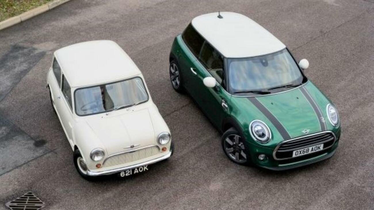 El primer Mini junto a la edición con motivo de los 60 años El primer Mini junto a la edición con motivo de los 60 años