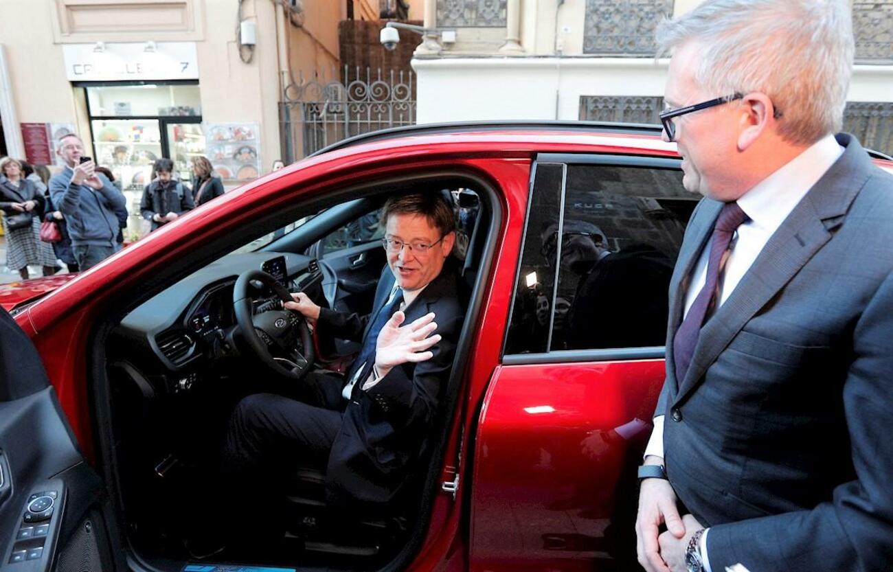 El presidente de Ford Europa, Stuart Rowley, se reúne con Ximo Puig / EFE / KAI FÖRSTERLING